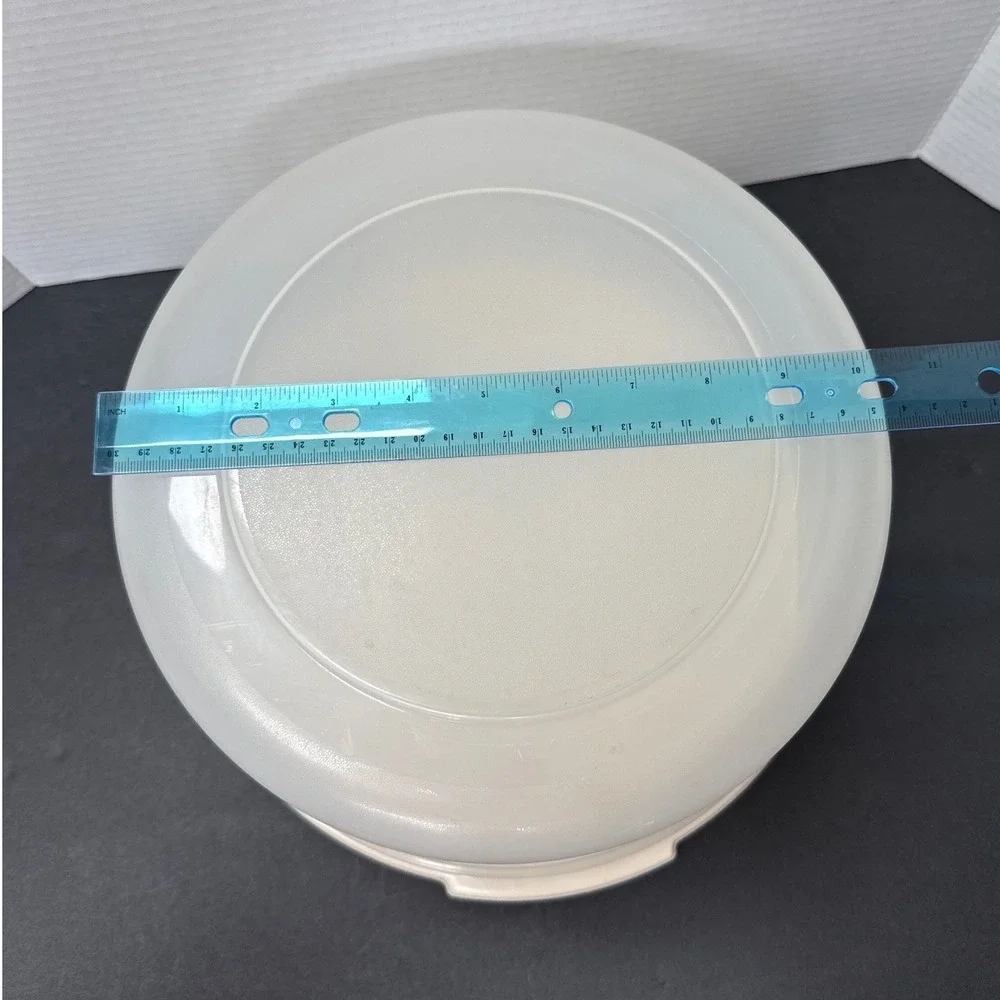 Rubbermaid Servin Saver Vintage Cake Taker Carrier Almond White 12 Inch 6.5 High